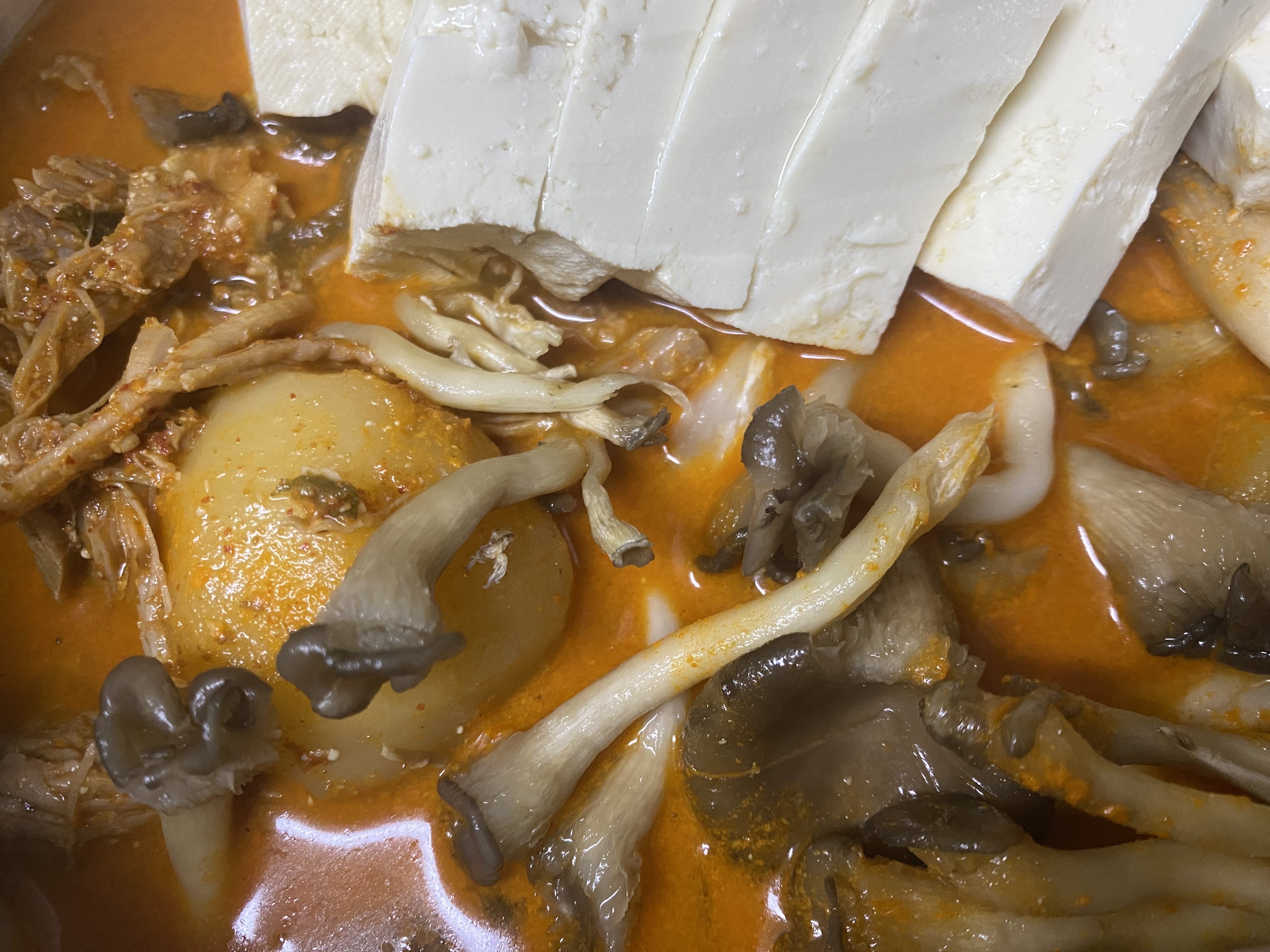 비비고 순살감자탕 사진입니다.