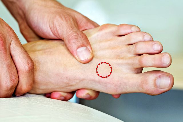 잠 잘 오게 하는 방법, 발등 지압법