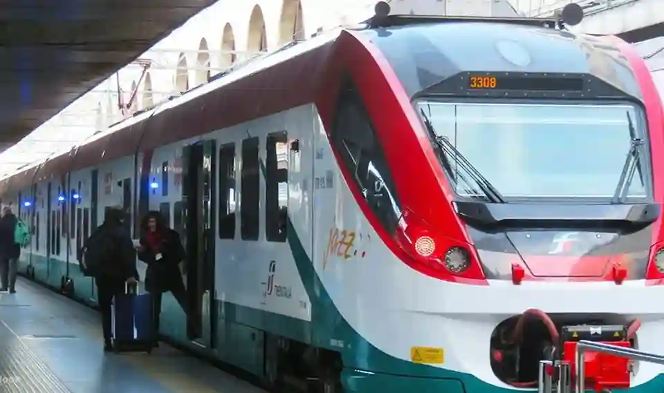 레오나르도 익스프레스 열차가 로마 테르미니역에 정차한 모습