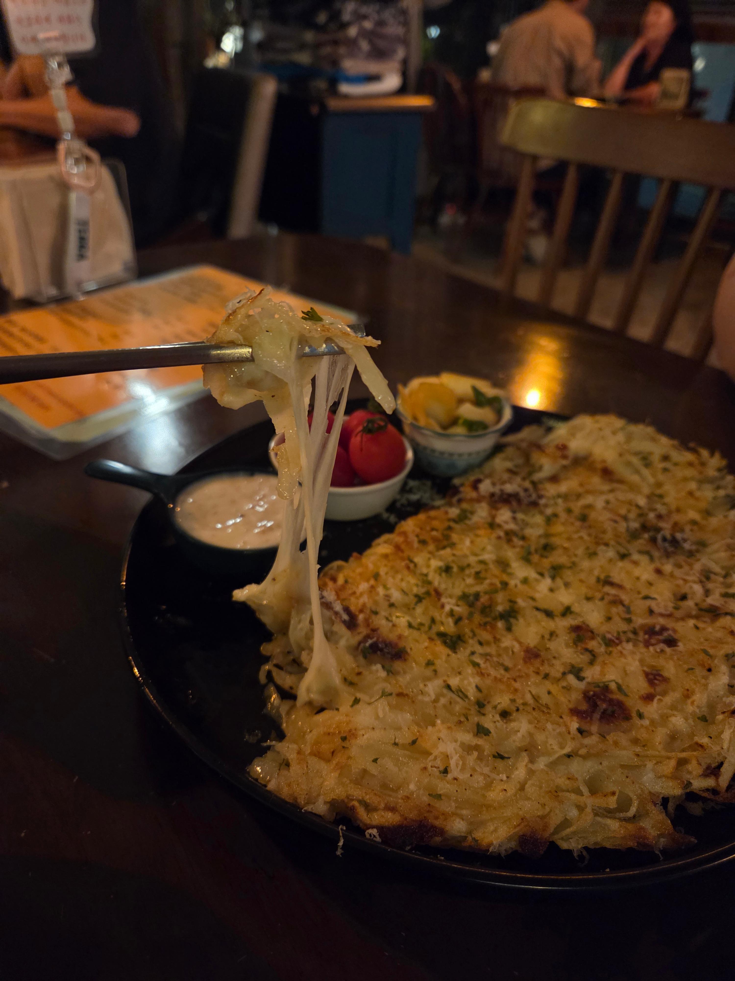 오가다 치즈감자채전 &ndash; 바삭한 감자채 위에 치즈 듬뿍&amp;#44; 트러플 마요와 양파절임 곁들임3