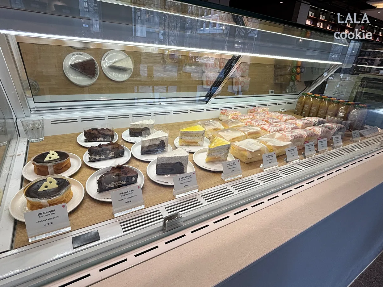 서울-여의도역-대형-북카페-카페꼼마-디저트