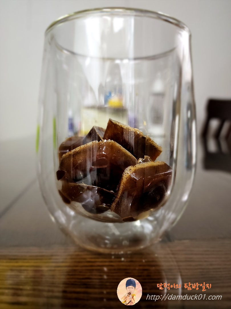 유리컵에 담은 커피 얼음