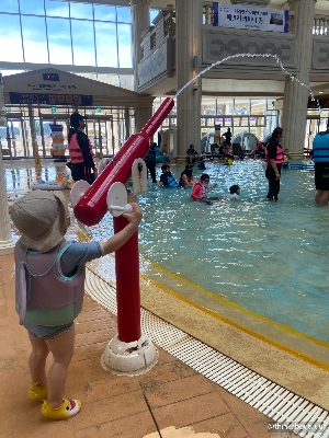 물총(?)인지 물대포(?)를 아기가 조작하면서 놀 수도 있다.