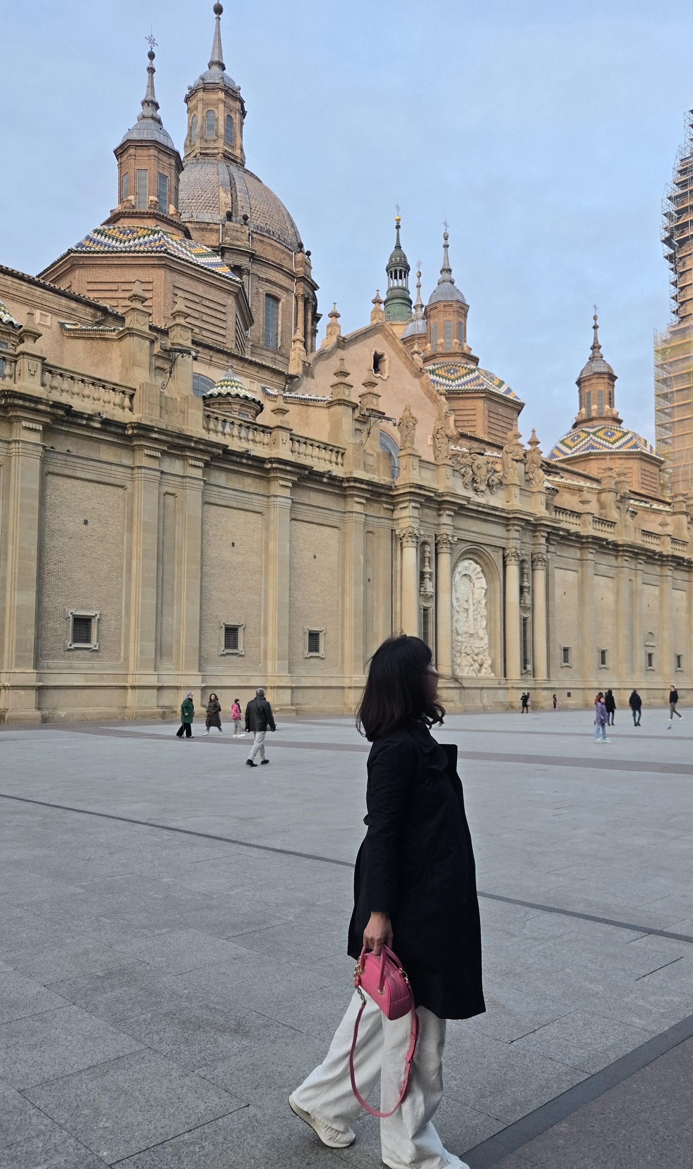 필라르 대성당 앞