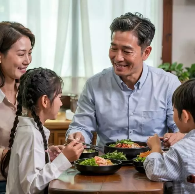 가족과 식사하는 50대 남성