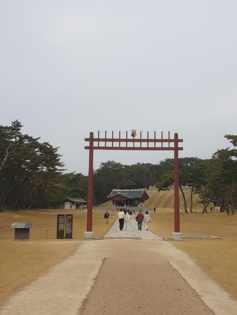 돌길 위에 붉은 문 즉 홍살문이 서 있다.