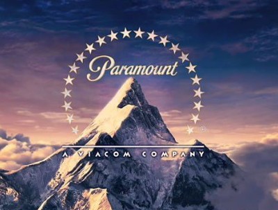 큰산에 별이 둘러싸인 파라마운트 로고의 모습