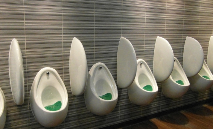 당뇨병 초기증상 중 하나인 다뇨증을 연상하는 이미지입니다.