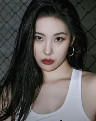 긴 머리 레이어드 컷에 어울리는 각진 얼굴