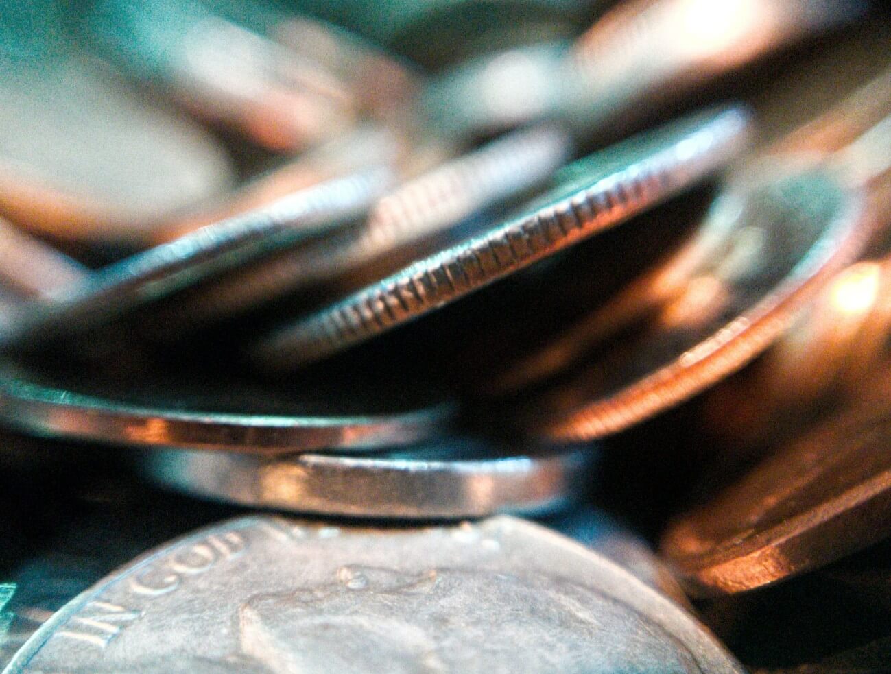 겹겹이-쌓여있는-동전들