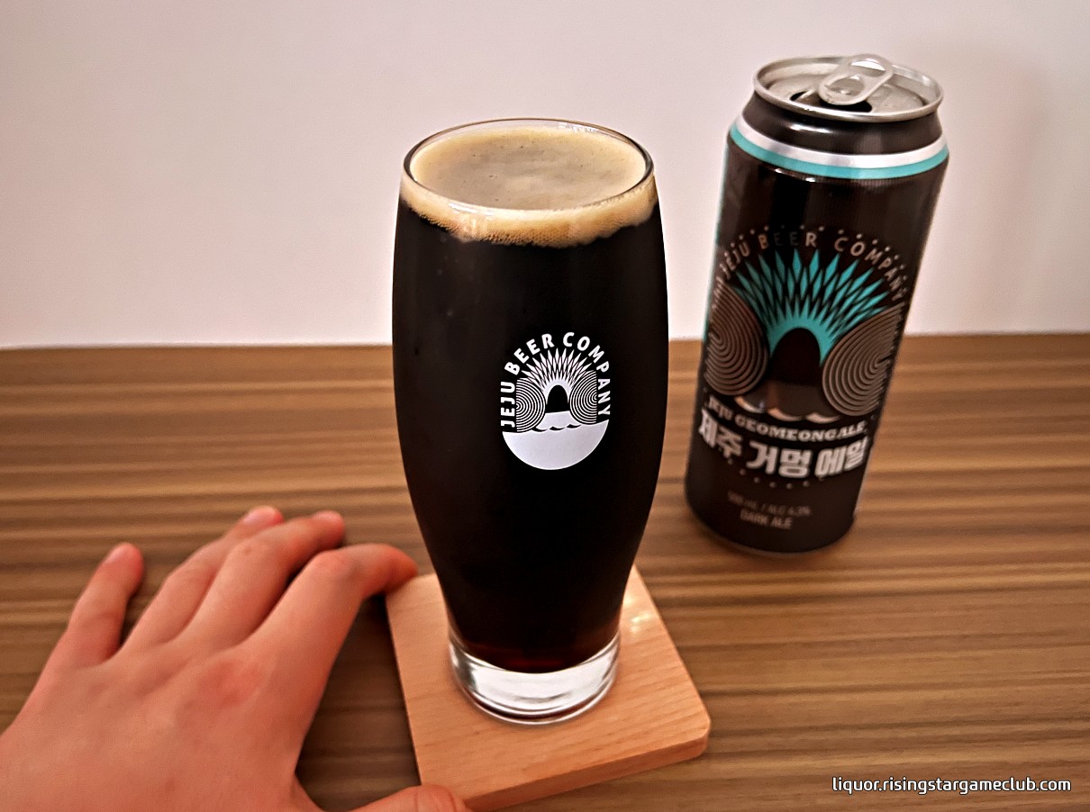 제주 거멍 에일 JEJU GEOMEONG ALE을 전용잔에 한잔 따라 놓은 사진