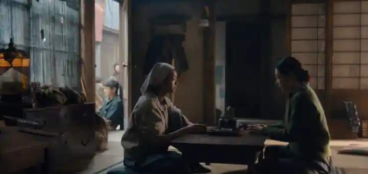 파친코 시즌2 스틸컷 다다미 방에서 차를 마시는 여인들
