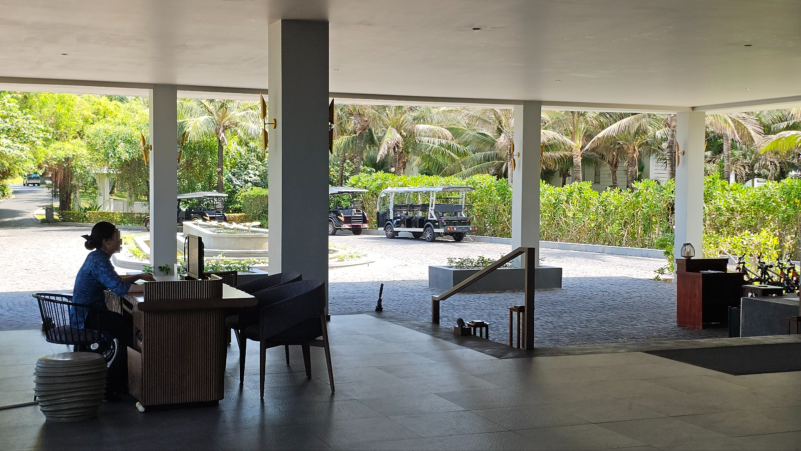 체크인 절차를 진행하며