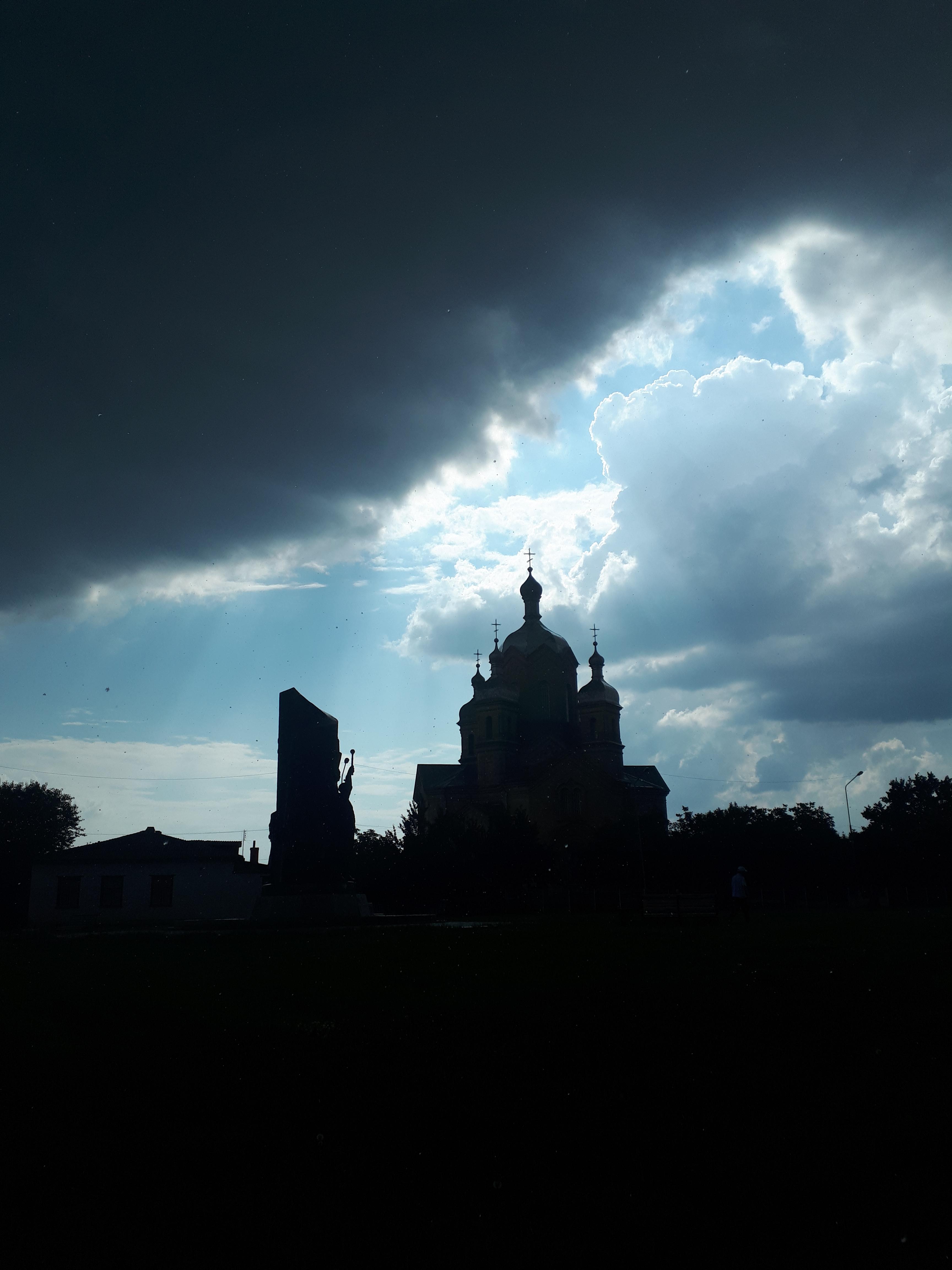 우크라이나 페레야슬라우 성 미하일 성당 역광과 구름낀 하늘