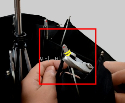 우산 살대 철사 끝 매듭져서 마무리 모습