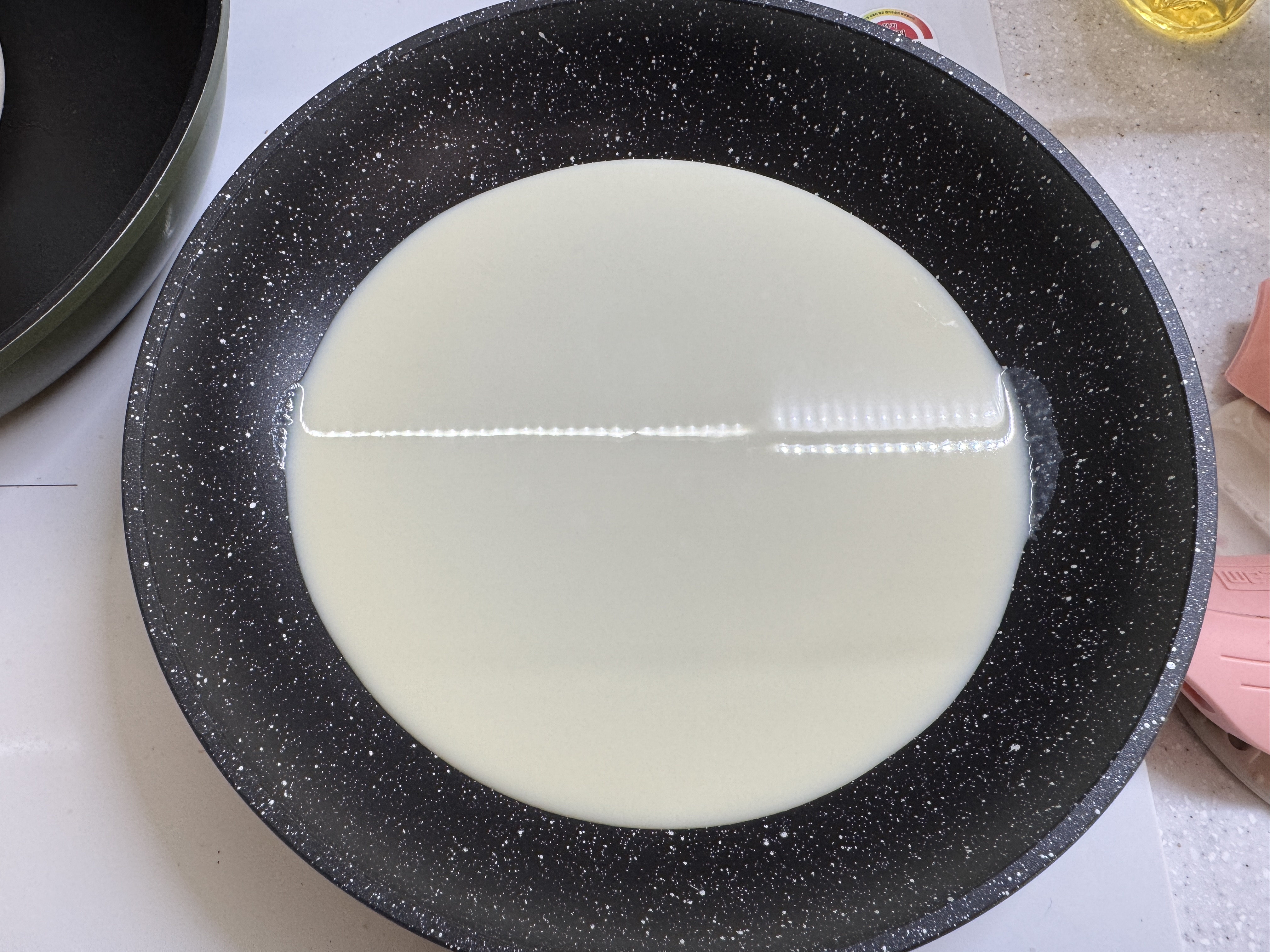 팬에 분유 혼합물을 넣고 끓이는 중