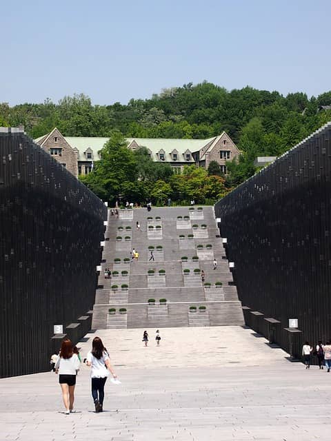 빛과 지하의 건축가, 도미니크 페로의 이화여대ECC 모습