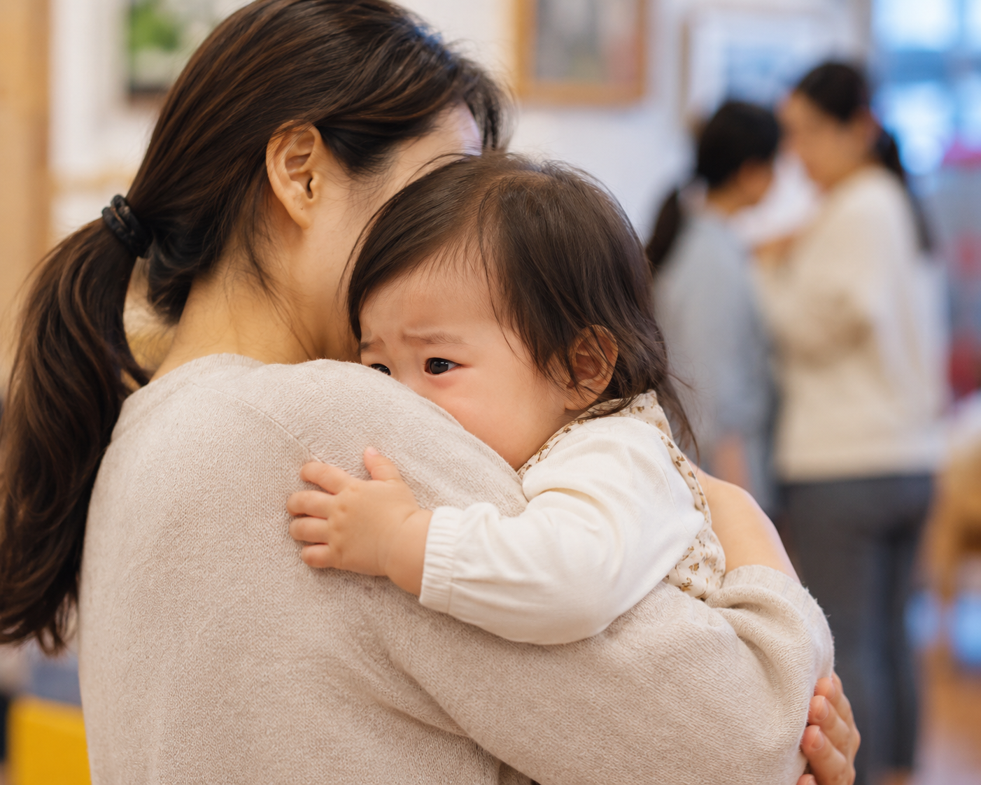 아기가 낯가려서 엄마한테 푹 안겨있는 모습