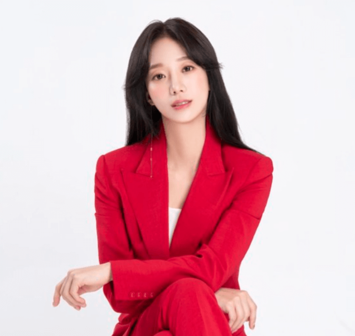 빨간색-수트를-입은-박신영-아나운서