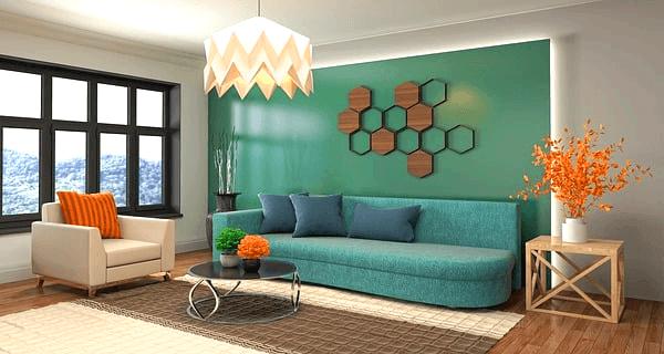 아파트 거실 풍경이다. 초록색 벽이 있고 청록색 소파가 있다. 주황색 꽃이 담긴 하얀 꽃병이 선반에 올려졌다.