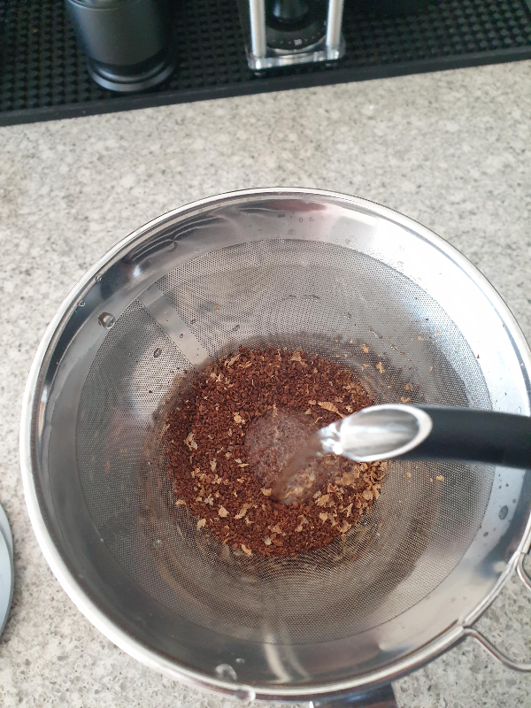 천천히 조심해서 뜸 들이기를 하는 모습