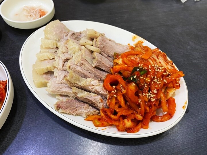 훼미리손칼국수보쌈-보쌈-김치