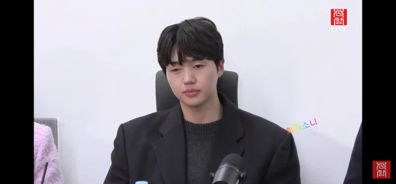 나는 솔로 17기 영식 라방 장면.