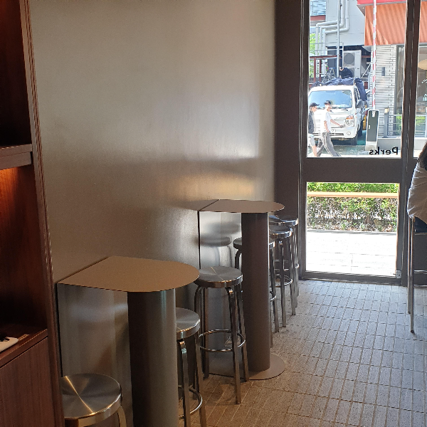 삼성역 스페셜티 커피 전문점 펔스 커피 (Perks Coffee)_벽면 테이블_둥근 실버 테이블 2개와 의자 6개