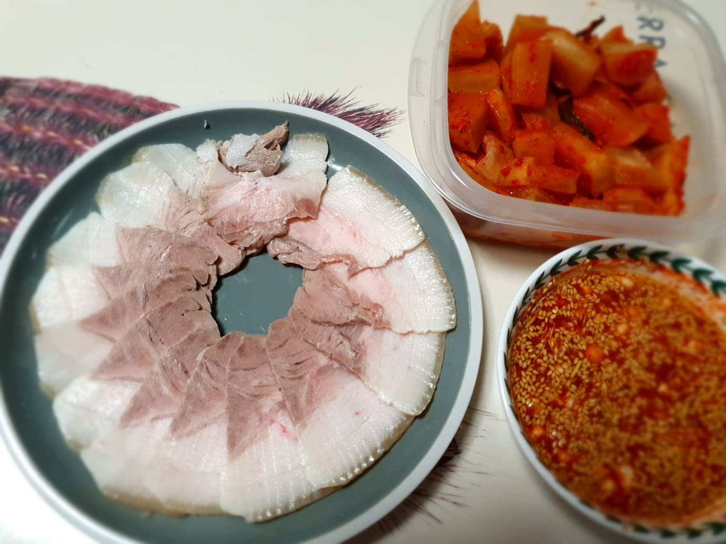 플레이팅 되어있는 수육