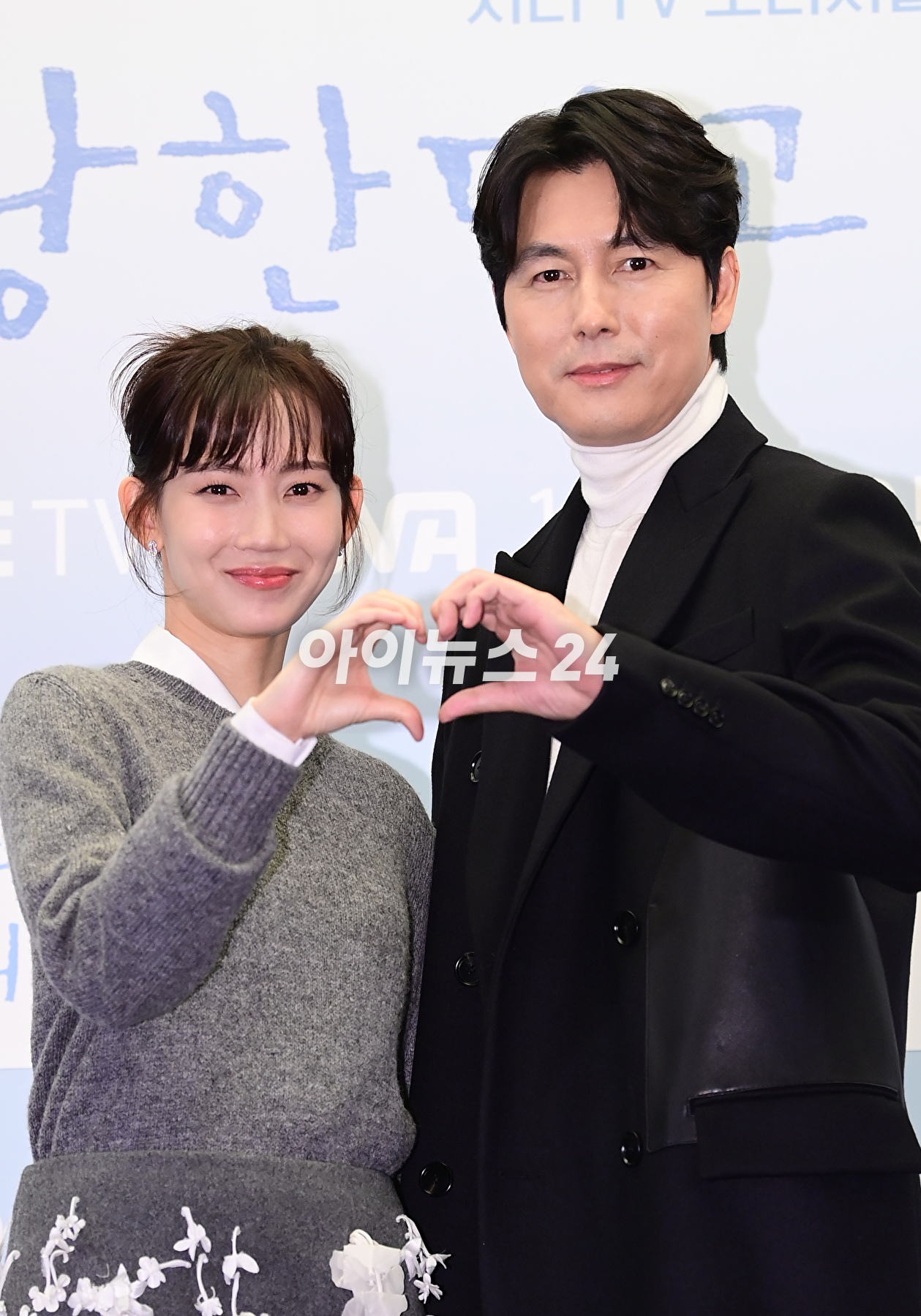 배우 신현빈과 정우성이 27일 오후 서울 마포구 상암동 스탠포드호텔에서 열린 지니 TV 오리지널 '사랑한다고 말해줘' 제작발표회에 참석하고 있다. [사진=정소희 기자]