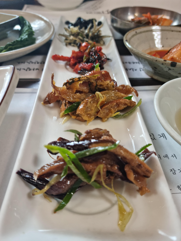 앞마당 덕장에서 직접 건조한 나물로 만든 요리