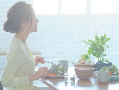 샐러드를 먹는 여성