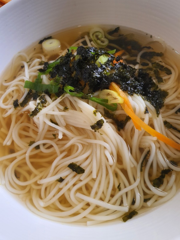 김-고명이-올라간-국수