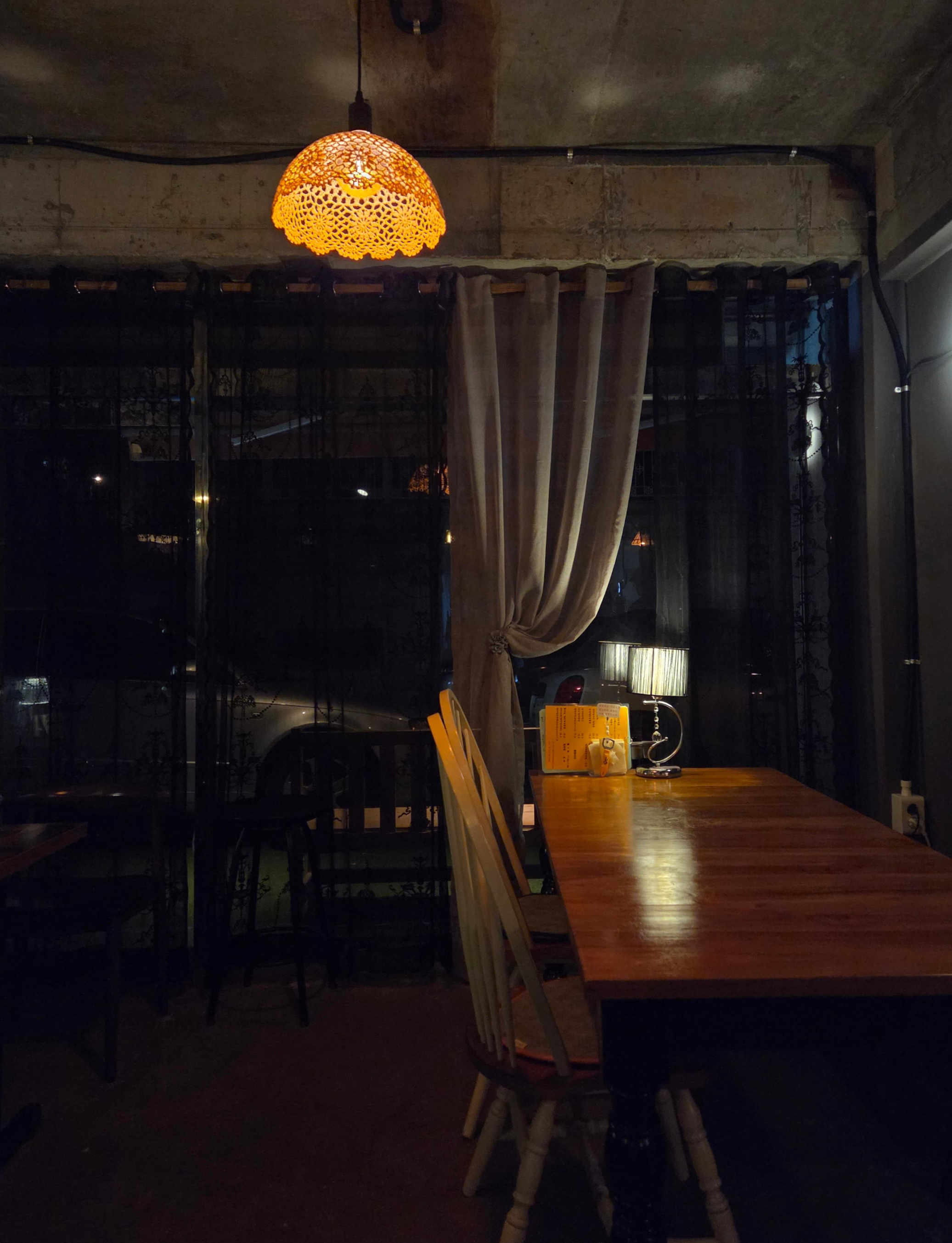 염창동 오가다 내부 분위기 &ndash; 은은한 조명과 깔끔한 테이블 배치5