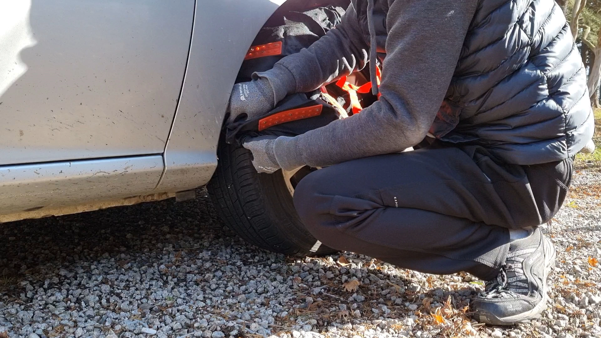 직물체인 장착하는 모습