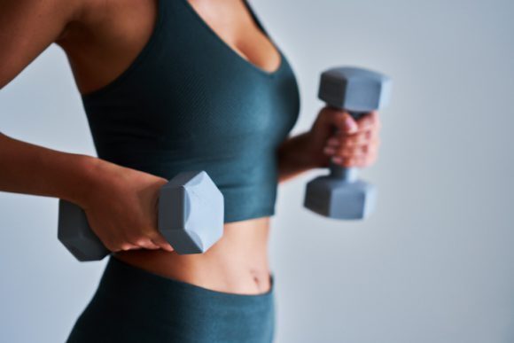 아령으로 운동하는 여자