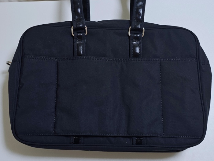 세미콜론 가방 텐백 후면에는 캐리어 홀더가 있다 