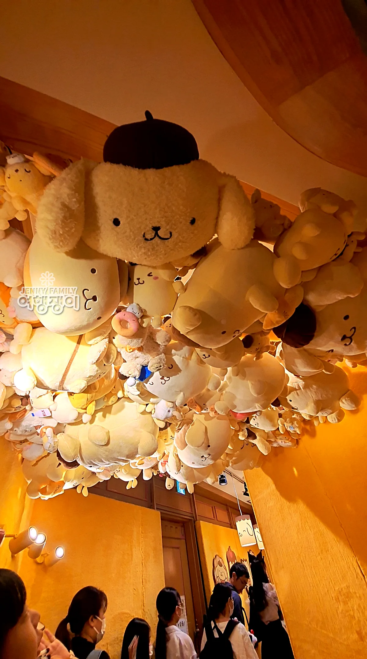 산리오_퓨로랜드_푸딩푸딩_테마존_천장_가득한_인형들_sanrio_pompompurin_zone_ceiling_full_of_plush_dolls