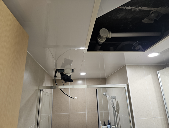 환풍기를 탈거하고 배선 위치를 확인하기 위해 천정을 열었다.