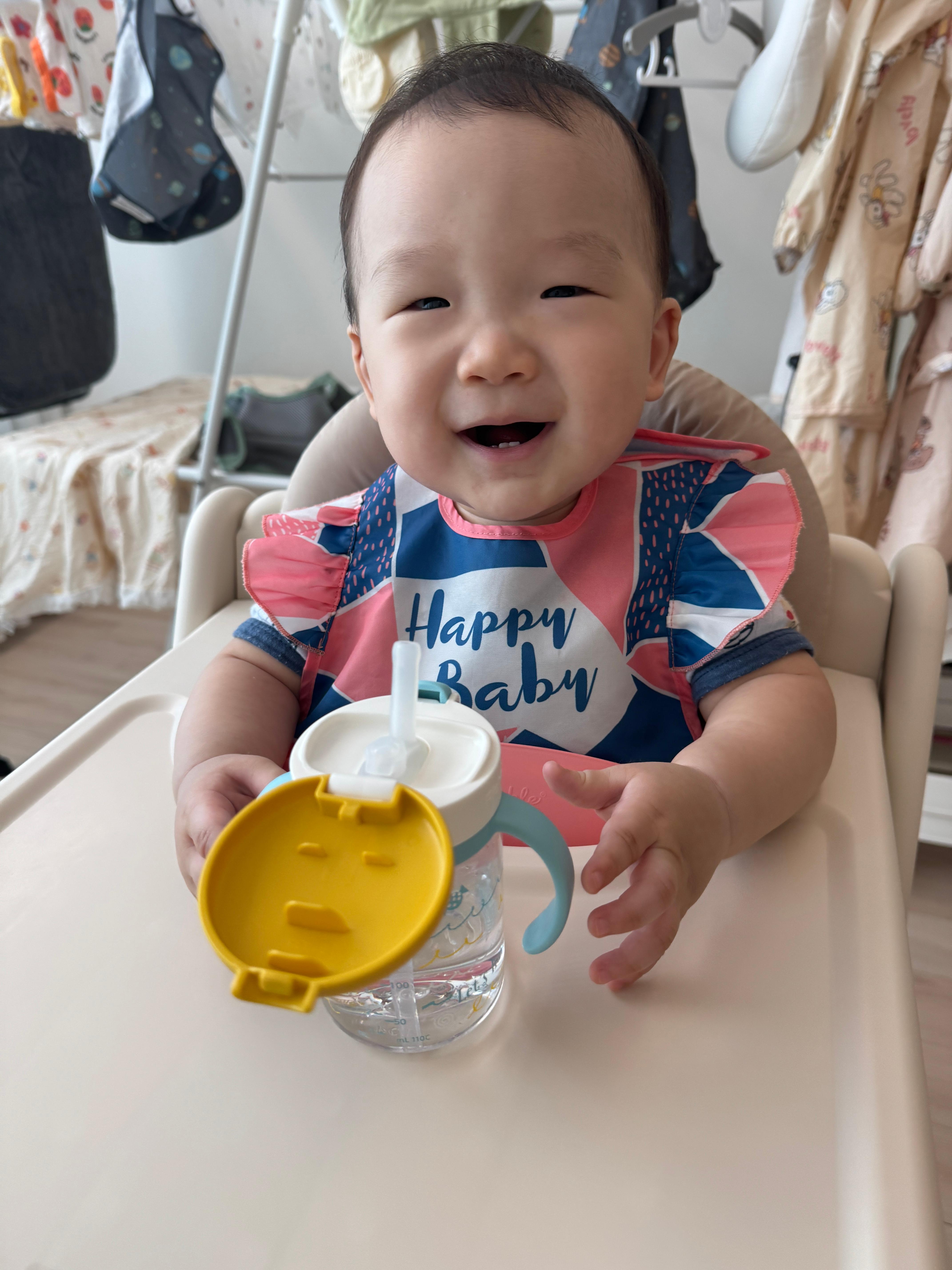 점심 이유식을 먹기 전 물을 먹고 좋아하는 아기 모습