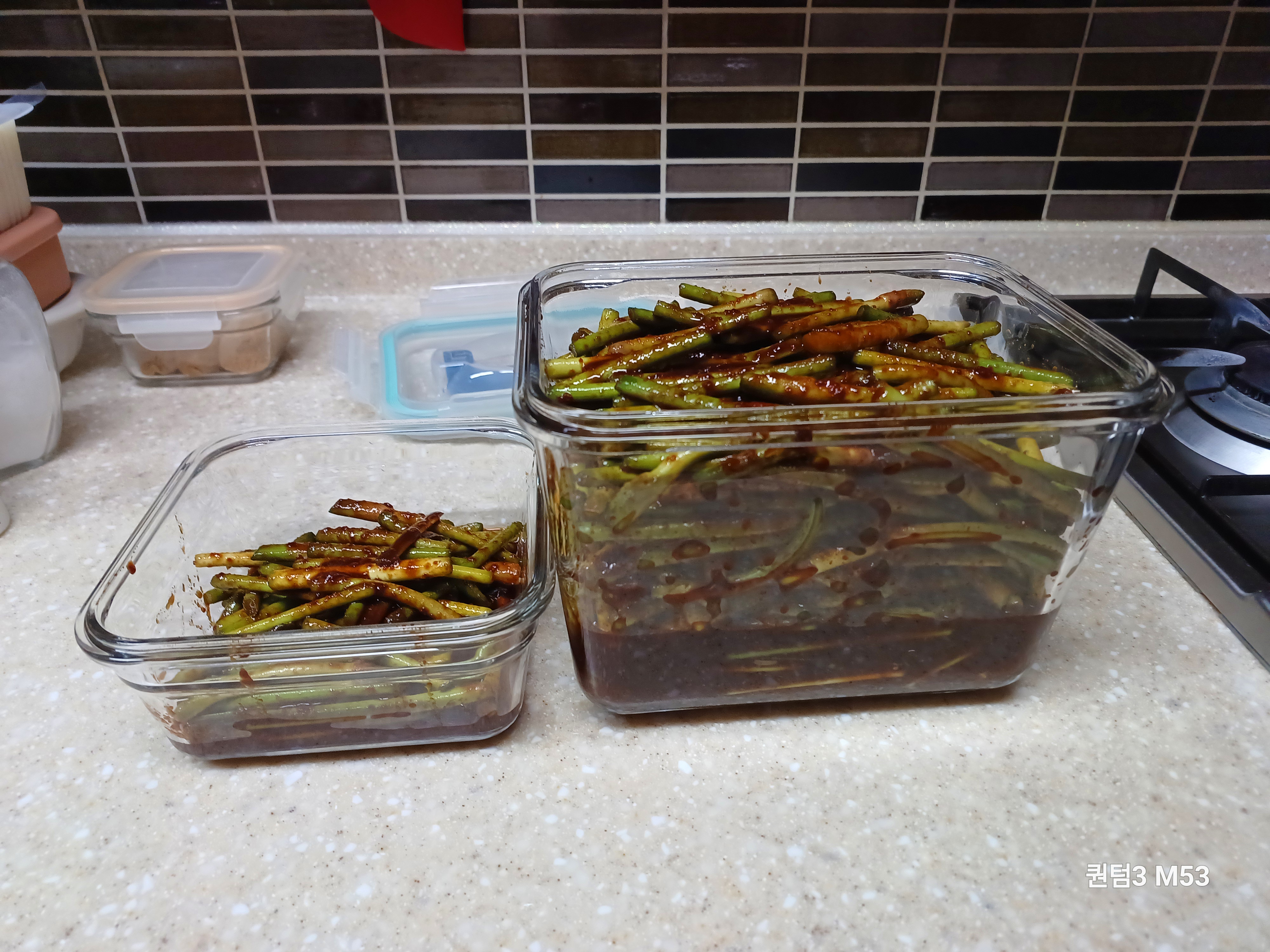 충청도식 마늘쫑 김치통에 담아주세요.