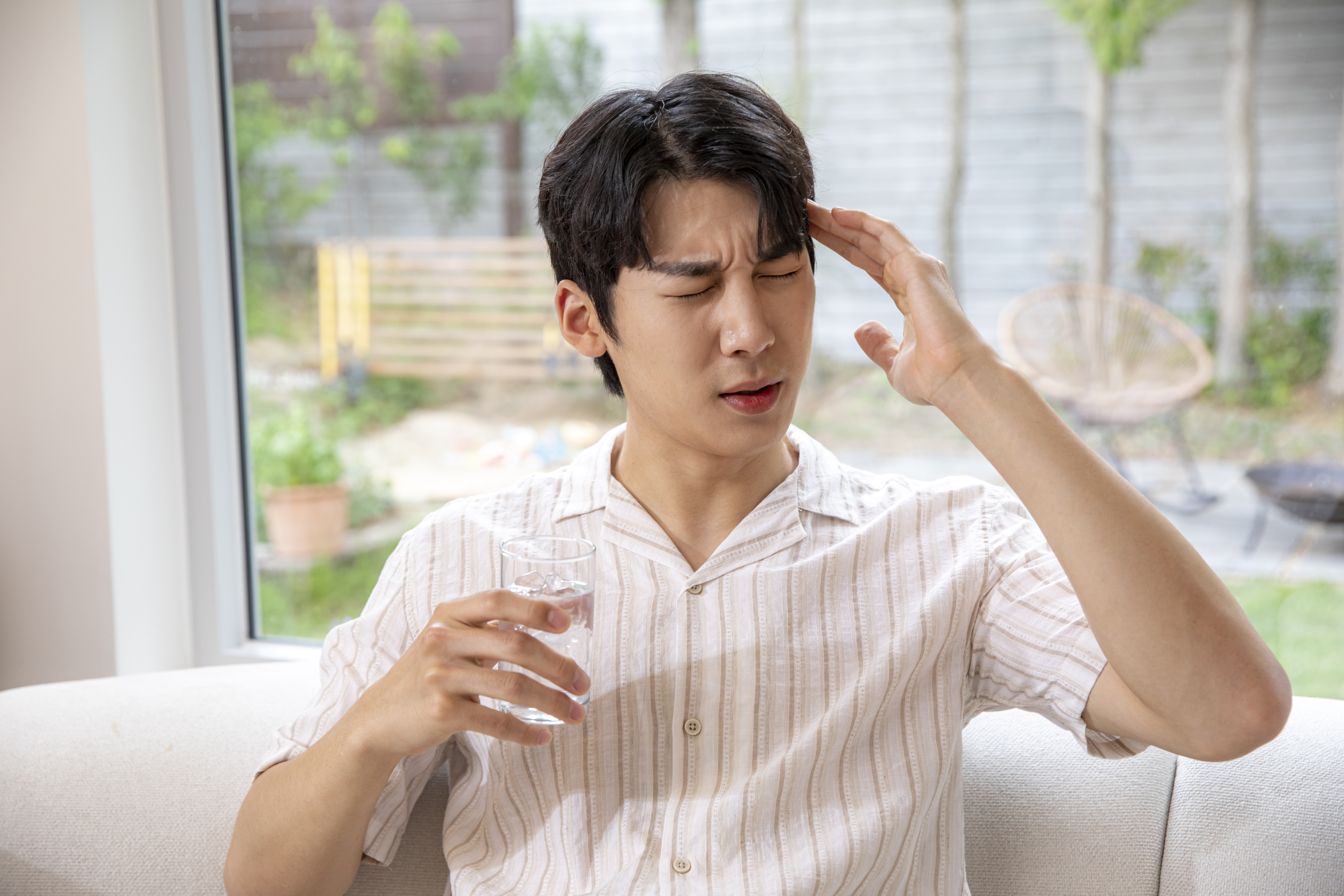 여름철 두통을 호소하는 직장인의 모습