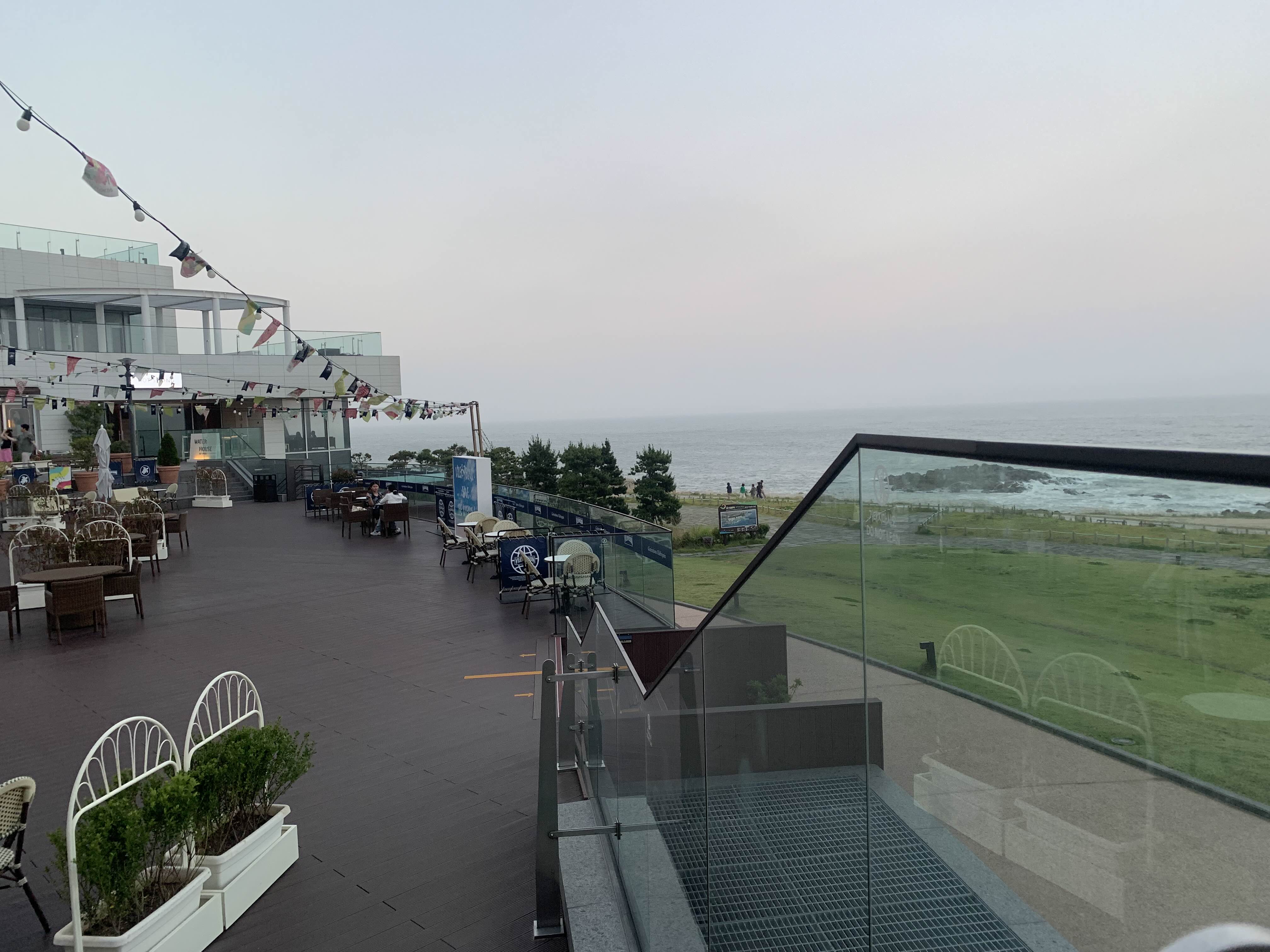 산책하다가 본 레스토랑과 산책로?