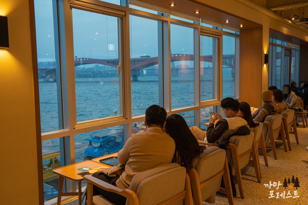스타벅스 망원한강 공원점 창가자리
