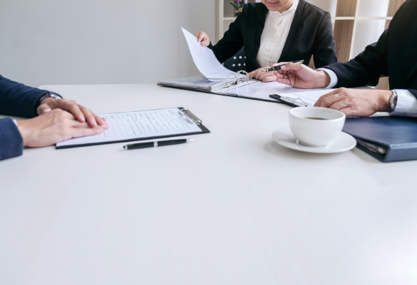 서류를 보고 서로 회의하는 세명