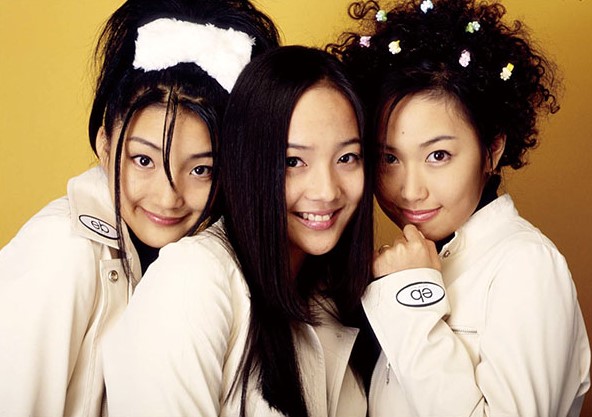 S.E.S 멤버들이 정면을 웃으며, 바라보고 있는 사진