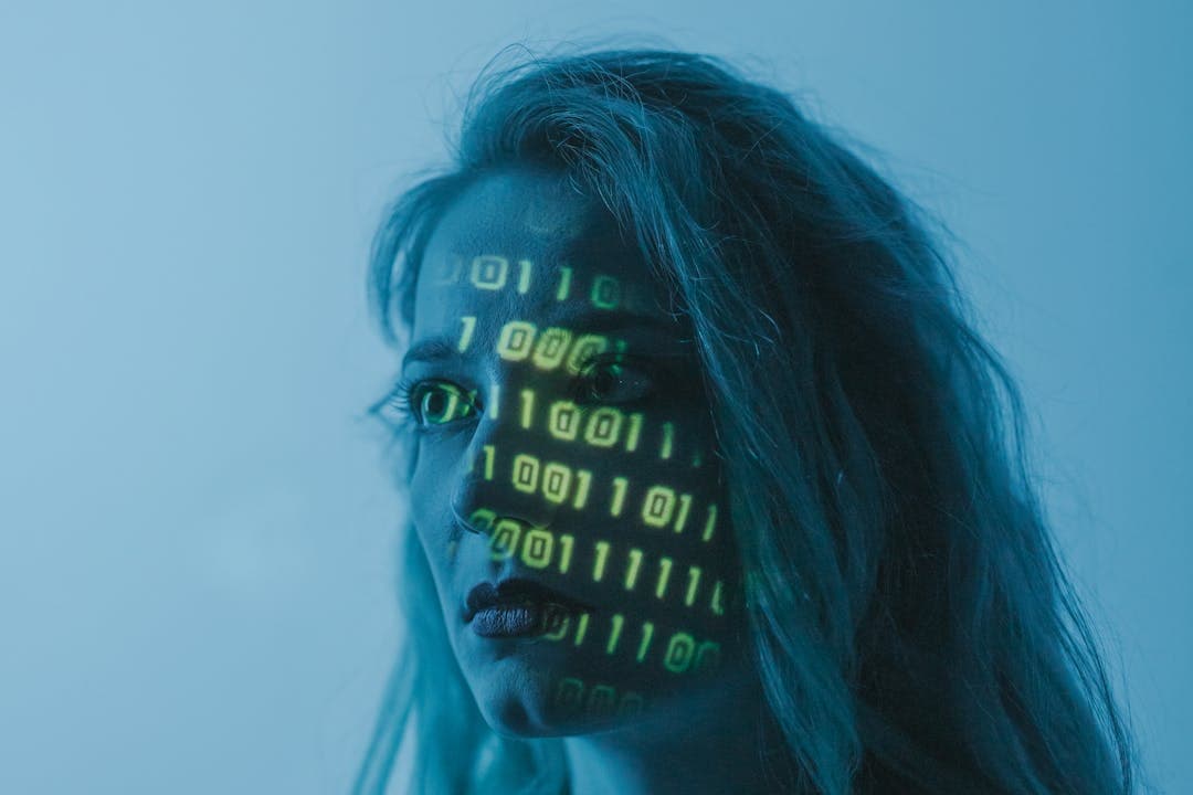 이진 코드가 얼굴에 비친 여성, 인공지능과 인간의 융합 상징 이미지
