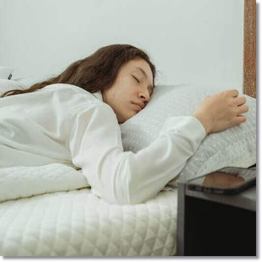 멜라토닌 효능 면역력 강화, 낮잠 자는 여성