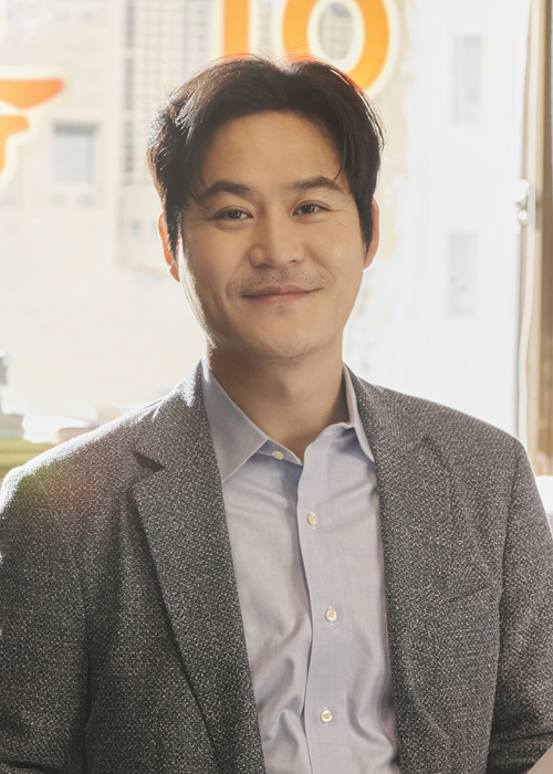 장형근 사무장 역할의 김성균