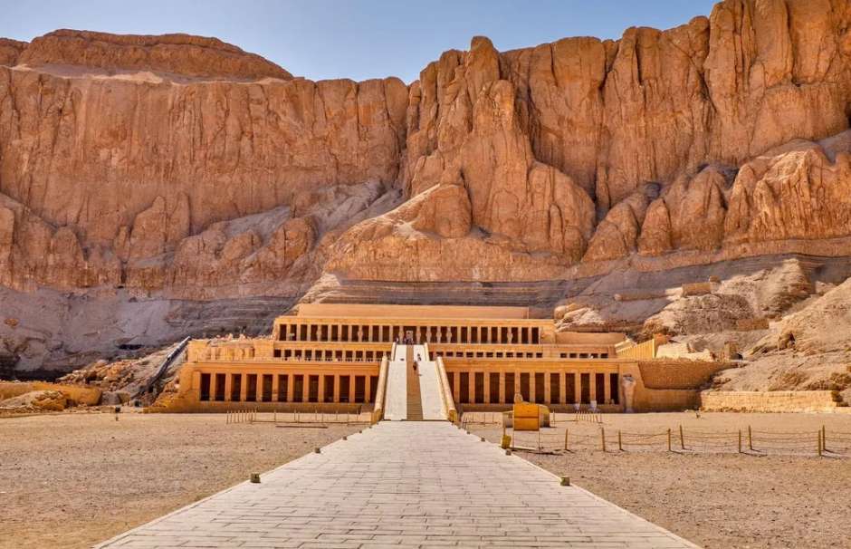 이집트 룩소르 서안의 절벽 아래에 자리잡은 하트셉수트의 장제전. 돌계단과 열주가 규칙적으로 배치된 대칭적 건축 구조가 특징